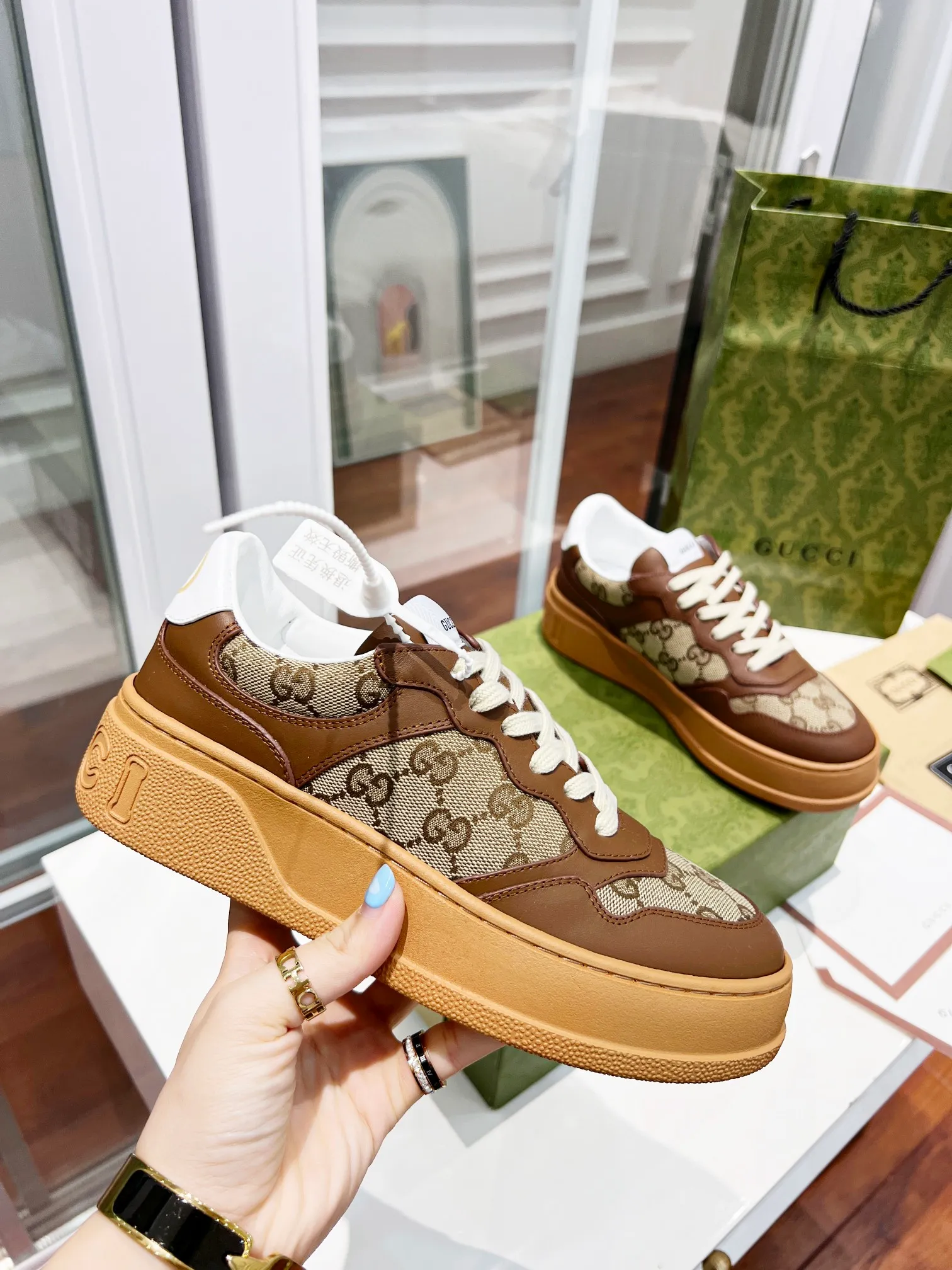 👟👟Ex-factory price 480👟👟 Women's Shoe Factory New Chunky B series lightweight soft thick sole sports series! G family's white shoes for couples, GUUC* counter-synchronized shoes, ancient and exotic catwalk models! The style design is light, luxurious and retro...thick sole increases height...similar to an upgraded version of classic white shoes! Original customized cowhide fabric (classic old floral fabric, perforation, embossing process), cowhide lining, original foam lightweight outsole, GG Logo on the heel, 4cm thick sole, classic Gucci webbing... Women's 35-40/Men's 39-44 (full size) Women's 41, Men's 45 are custom-made and non-returnable